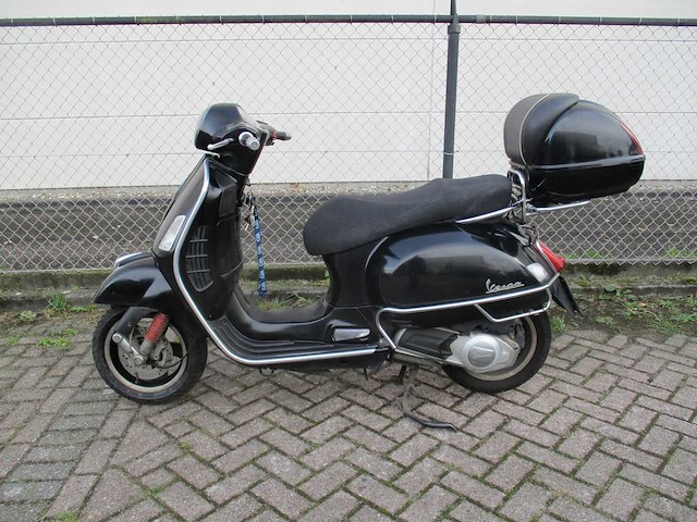 Vespa gts - motorscooter - 125ie - motorfiets - afbeelding 1 van  11