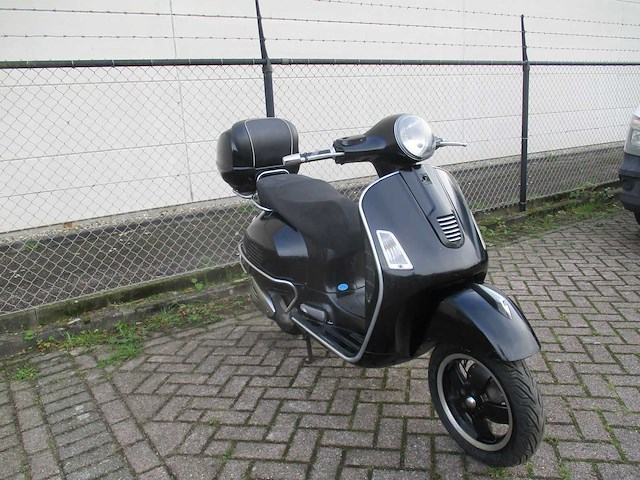 Vespa gts - motorscooter - 125ie - motorfiets - afbeelding 7 van  11