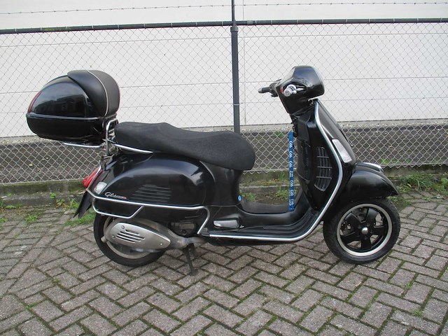 Vespa gts - motorscooter - 125ie - motorfiets - afbeelding 8 van  11