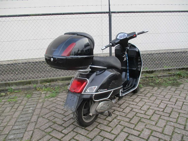 Vespa gts - motorscooter - 125ie - motorfiets - afbeelding 9 van  11
