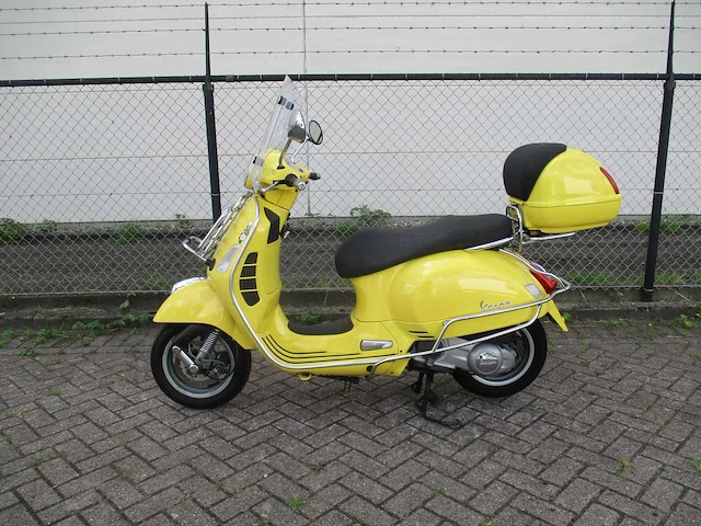 Vespa gts 125 - motorscooter - full options - motorfiets - afbeelding 1 van  11