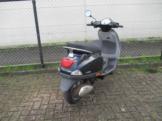 Vespa lx 50 - bromscooter - 2 tact - scooter - afbeelding 10 van  12