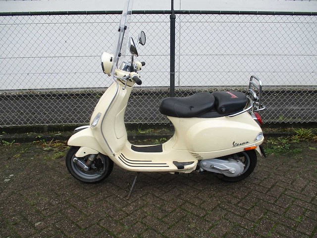 Vespa lxv 50 - snorscooter - scooter - afbeelding 1 van  11