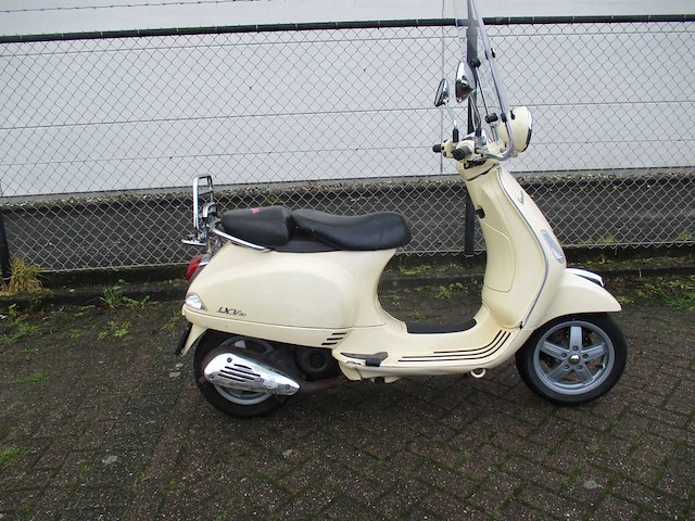 Vespa lxv 50 - snorscooter - scooter - afbeelding 8 van  11