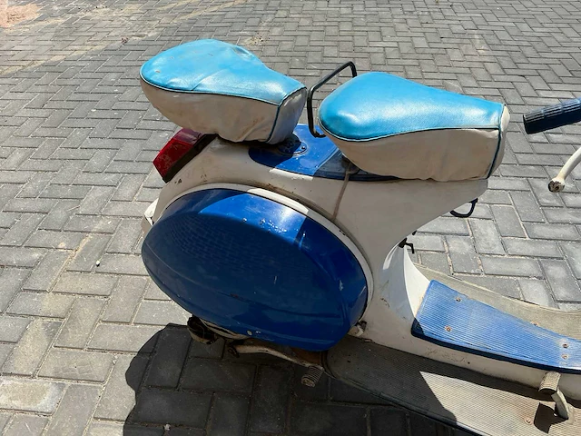 Vespa oldtimer scooter handgeschakeld - afbeelding 2 van  15