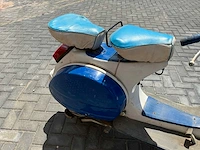 Vespa oldtimer scooter handgeschakeld - afbeelding 2 van  15