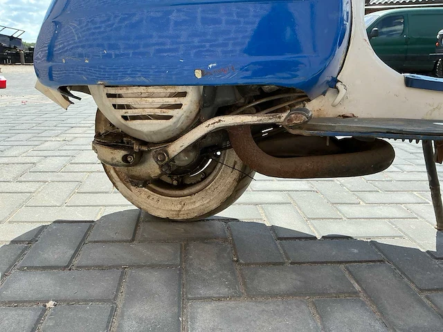 Vespa oldtimer scooter handgeschakeld - afbeelding 5 van  15
