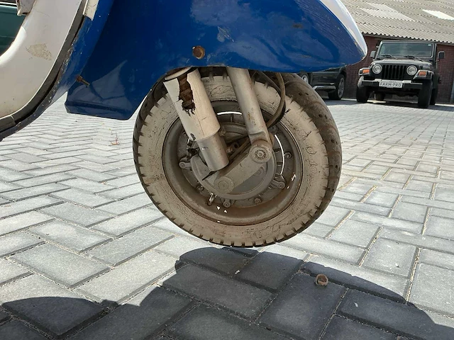 Vespa oldtimer scooter handgeschakeld - afbeelding 6 van  15