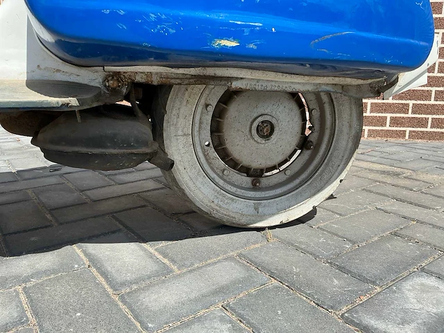 Vespa oldtimer scooter handgeschakeld - afbeelding 7 van  15