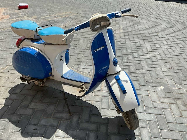 Vespa oldtimer scooter handgeschakeld - afbeelding 9 van  15