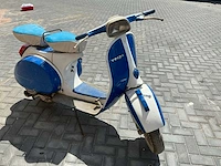 Vespa oldtimer scooter handgeschakeld - afbeelding 9 van  15