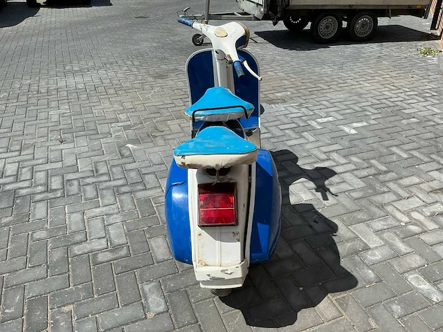Vespa oldtimer scooter handgeschakeld - afbeelding 11 van  15