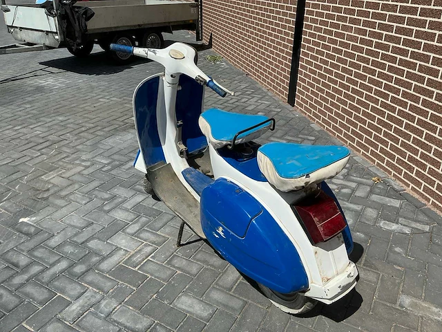 Vespa oldtimer scooter handgeschakeld - afbeelding 12 van  15