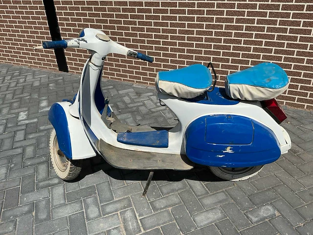 Vespa oldtimer scooter handgeschakeld - afbeelding 13 van  15