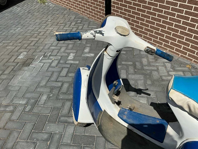 Vespa oldtimer scooter handgeschakeld - afbeelding 14 van  15