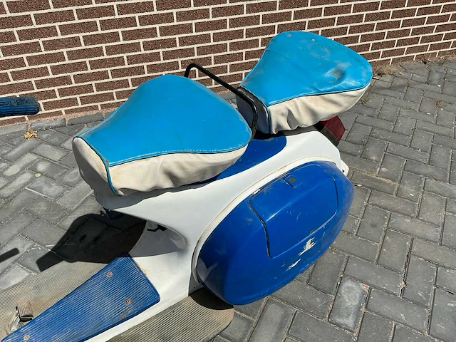 Vespa oldtimer scooter handgeschakeld - afbeelding 15 van  15