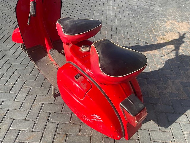 Vespa piaggio oldtimer scooter - afbeelding 11 van  13