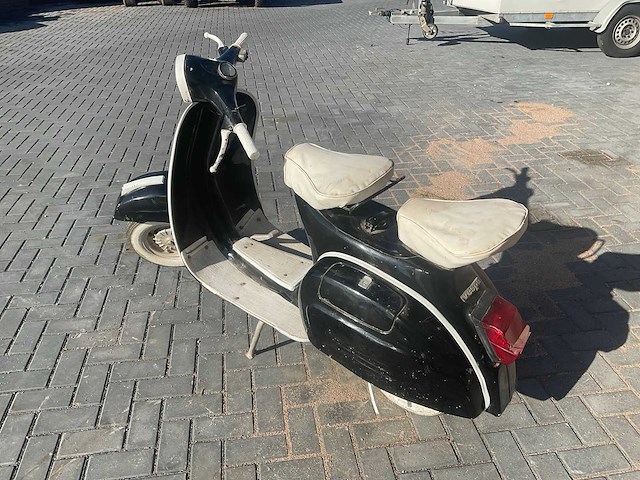 Vespa piaggio oldtimer scooter - afbeelding 9 van  13