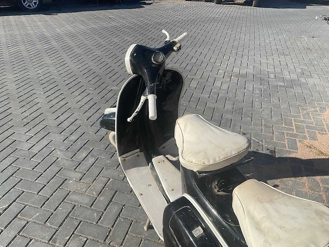 Vespa piaggio oldtimer scooter - afbeelding 11 van  13