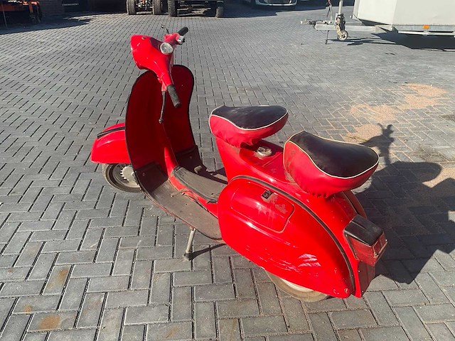 Vespa piaggio oldtimer scooter - afbeelding 9 van  13