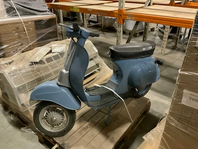 Vespa scooter (decoratief) - afbeelding 2 van  3
