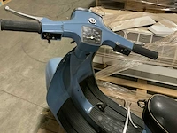 Vespa scooter (decoratief) - afbeelding 3 van  3