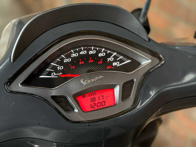 Vespa sprint 4t 49cc 2014, f-768-vr scooter - afbeelding 14 van  26