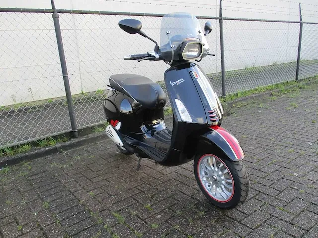Vespa sprint custom - bromscooter - 2 tact - scooter - afbeelding 10 van  14