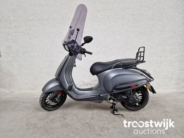 Vespa sprint snorscooter - afbeelding 1 van  6