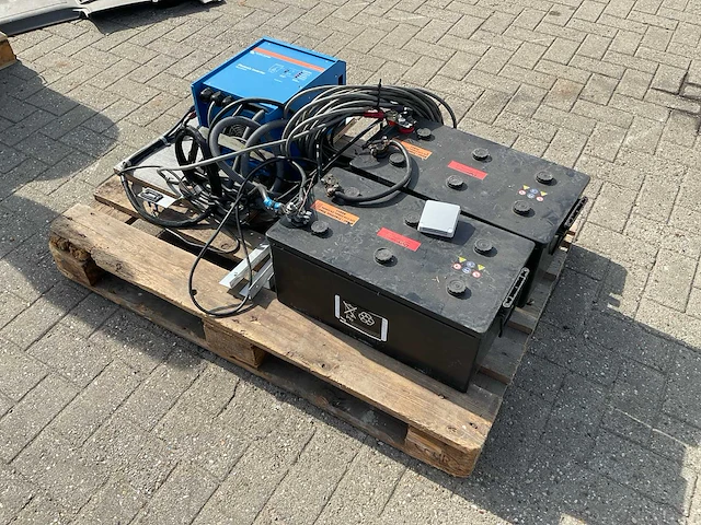 Victon phoenix inverter 24v / 2x 12v accu met omvormer - afbeelding 1 van  11