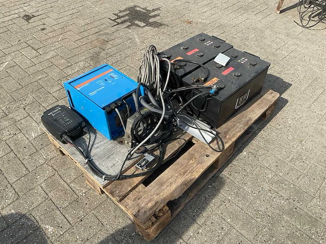Victon phoenix inverter 24v / 2x 12v accu met omvormer - afbeelding 5 van  11
