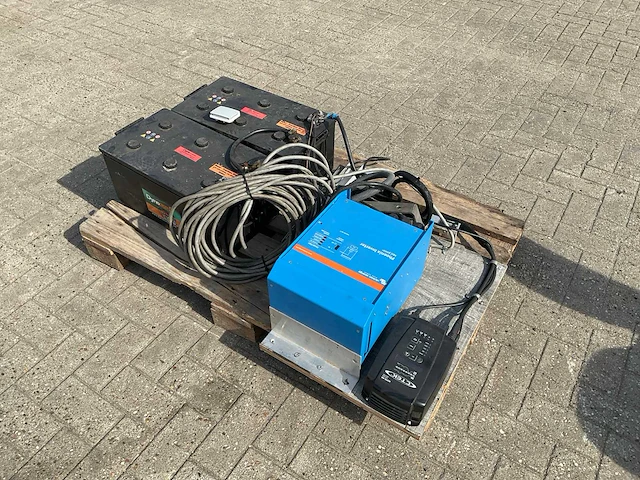 Victon phoenix inverter 24v / 2x 12v accu met omvormer - afbeelding 7 van  11