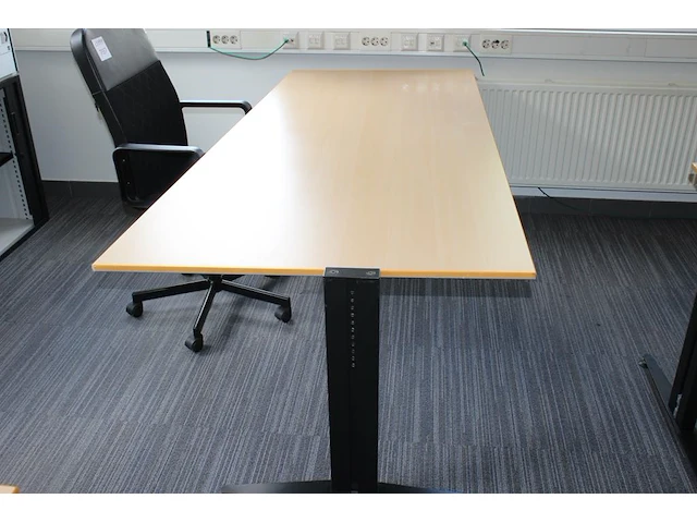 Vier a-symmetrische tafels in hoogte verstelbaar afm. 180 x 100 cm - afbeelding 2 van  3