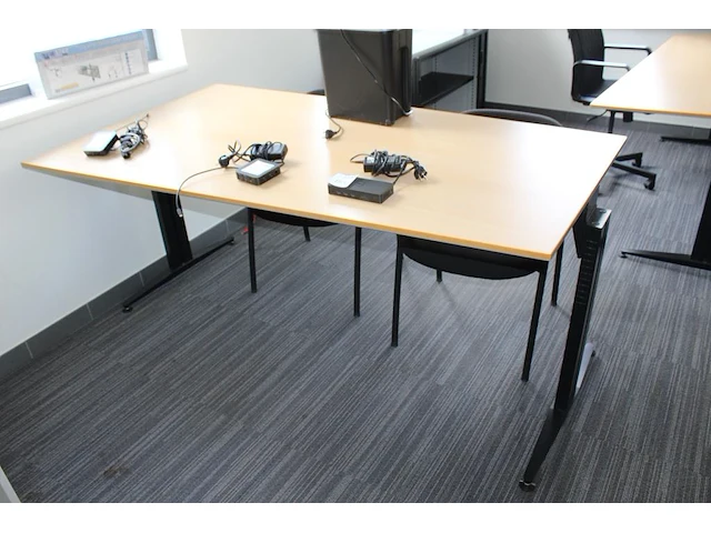 Vier a-symmetrische tafels in hoogte verstelbaar afm. 180 x 100 cm - afbeelding 3 van  3
