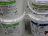 Vier aangebroken emmers schoonmaakmiddelen w.o. fibresafe gold. - afbeelding 2 van  2