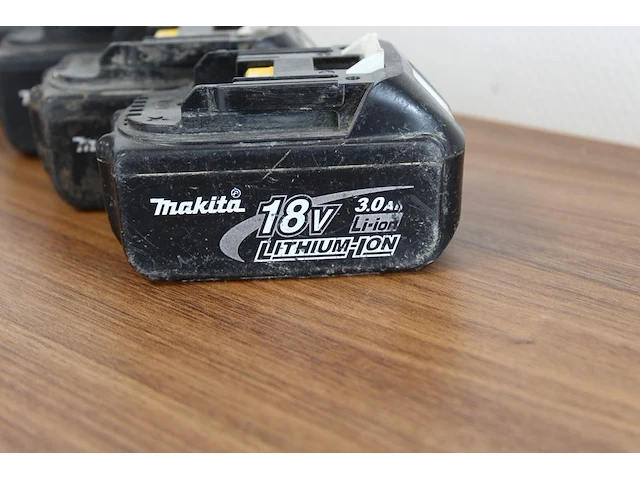 Vier accu's makita 18v 3amp. - afbeelding 1 van  2