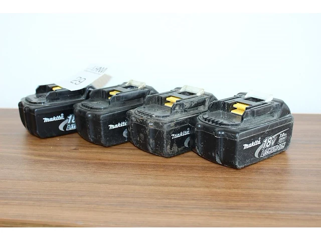 Vier accu's makita 18v 3amp. - afbeelding 2 van  2