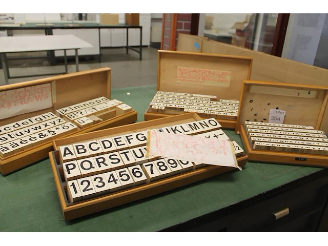 Vier alfabetstempelsets neoprint in diverse afmetingen in houten kisten. - afbeelding 1 van  2