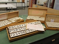 Vier alfabetstempelsets neoprint in diverse afmetingen in houten kisten. - afbeelding 1 van  2