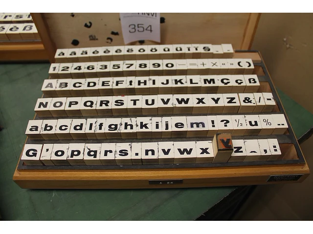 Vier alfabetstempelsets neoprint in diverse afmetingen in houten kisten. - afbeelding 2 van  2