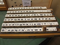 Vier alfabetstempelsets neoprint in diverse afmetingen in houten kisten. - afbeelding 2 van  2