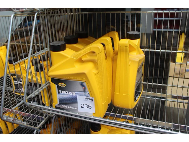 Vier cans koelvloeistof kroon oil emtor a 5l,excl. draadmand - afbeelding 1 van  2