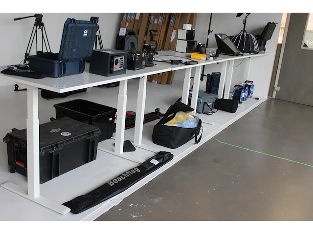 Vier elektrische zit/sta bureaus ikea. afmeting 140 x 80 cm. - afbeelding 1 van  3