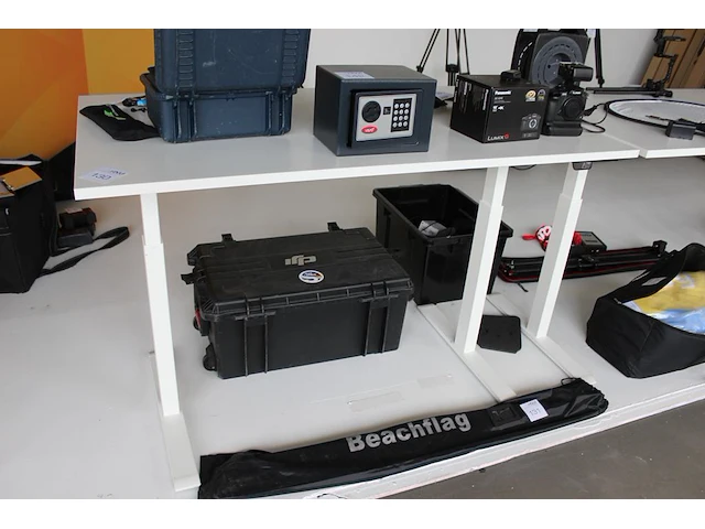 Vier elektrische zit/sta bureaus ikea. afmeting 140 x 80 cm. - afbeelding 2 van  3