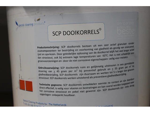 Vier emmers met dooikorrels. - afbeelding 2 van  2