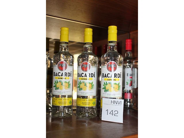 Vier flessen bacardi lemon. - afbeelding 2 van  2