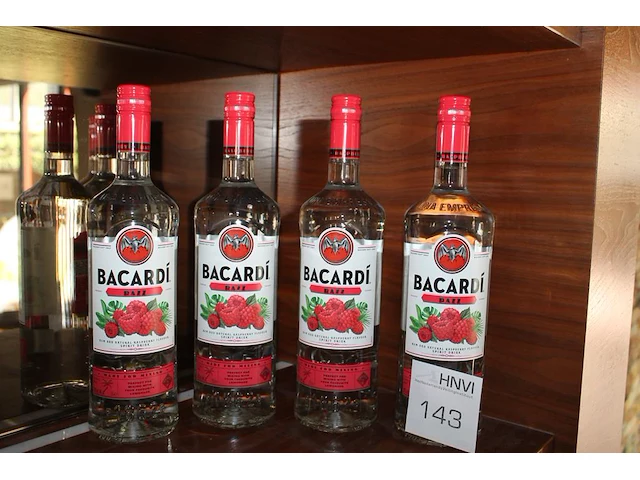 Vier flessen bacardi razz. - afbeelding 1 van  2