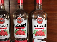 Vier flessen bacardi razz. - afbeelding 2 van  2