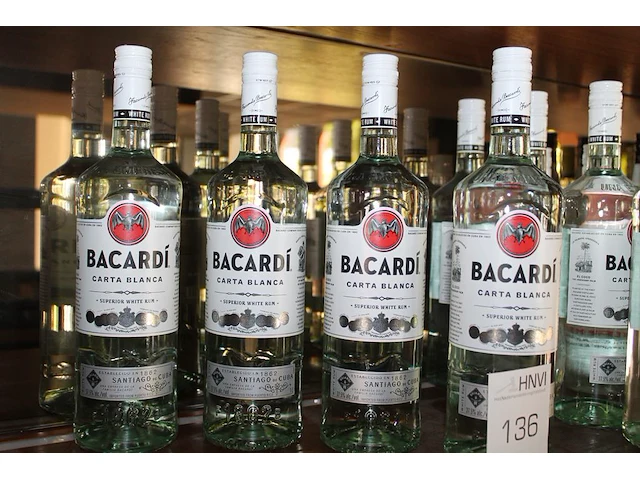 Vier flessen bacardi rum. - afbeelding 1 van  2