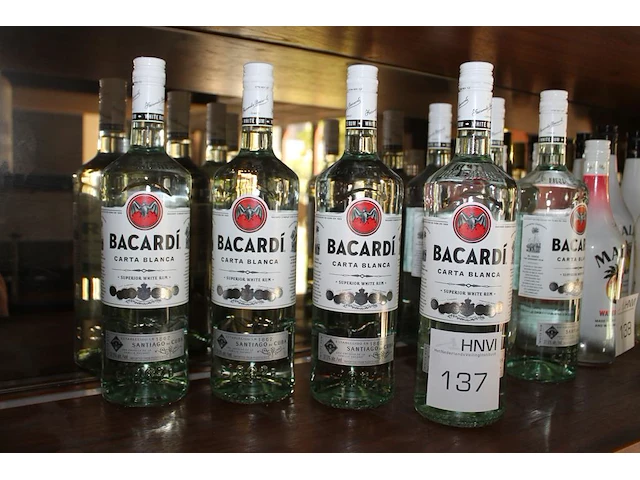 Vier flessen bacardi rum. - afbeelding 1 van  2